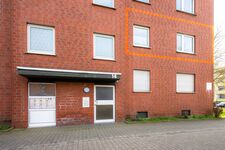 Hauseingang mit Fenstern der Wohnung im 1. Obergeschoss (rot markiert)