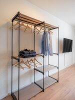 großer Kleiderschrank von Schlafzimmer 2 sowie Smart-TV (mit Netflix-App) im Wohnbereich