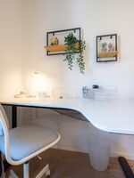 Voll ausgestatteter Schreibtisch (Locher, Stifte, Schere, Tesafilm, 3 Ablagefächer, Notizzettel, Post-it's) mit Tischleuchte, Mülleimer, Multifunktionsgerät (Wecker, Digitaluhr, LED und Handy-Ladegerät) sowie mehreren Steckdosen am Arbeitsplatz