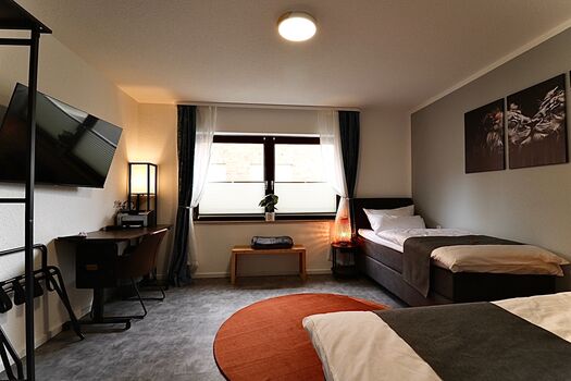 Hochwertige neue Boxspringbetten mit Satainbettwäsche