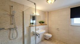 MH11 / TOMASZ-LIVING in DUISBURG - Modernes Bad + Smart TV Picture 6