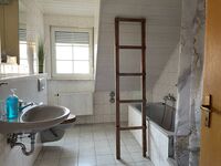 Bad mit Dusche und Badewanne