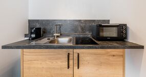 Küchenzeile mit Kaffeemaschine und Backofen