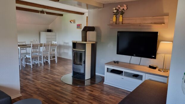 Wohnzimmer mit Kamin, Essbereich