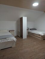 Doppelzimmer mit Sichtschutz und TV