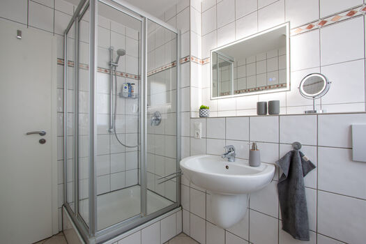 Geräumiges Tageslicht-Bad mit Dusche