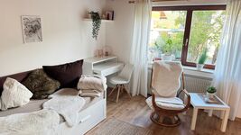 Wohnzimmer mit Einzelbett und TV