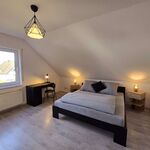 Zweites separates Schlafzimmer mit Doppelbett und eigenem Arbeitsplatz.