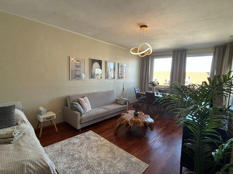 Wohnzimmer mit Schlafsofa und Doppelbett