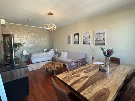Wohnzimmer mit Schlafsofa und Doppelbett