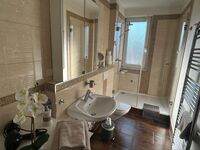 Badezimmer mit Dusche und Waschmaschine