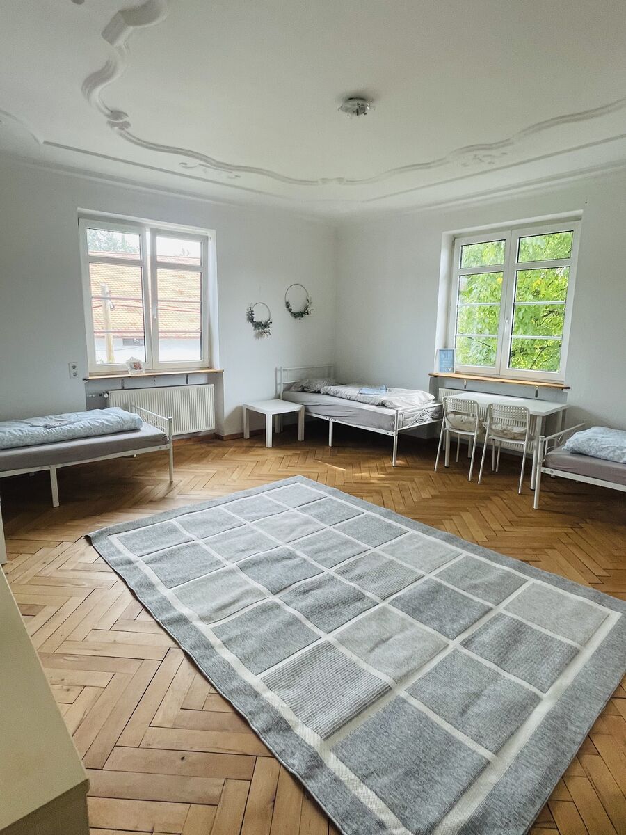 Lichtdurchflutetes 3-Bett Zimmer