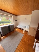 Zimmer 10 (3) Betten- 2 Kommoden und Kleiderstangen