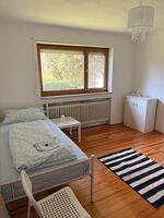 Zimmer 9 (2 Betten) - Schreibtisch, Kleiderstange und 2 Kommode