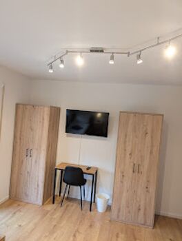 Kleiderschränke, Schreibtisch und TV in jedem Schlafraum