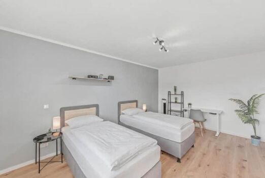 Ruhiges Einzelzimmer mit Schreibtisch – perfekt für konzentriertes Arbeiten