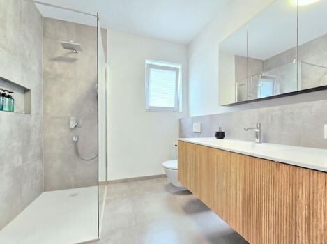 Modernes Badezimmer mit Waschtisch & Spiegel – gepflegt ausgestattet