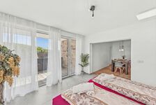 Großzügiges Schlafzimmer mit Schreibtisch & direktem Außenzugang