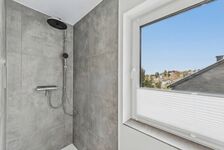 Zweites Bad mit Dusche & Tageslichtfenster – kurze Wartezeiten im Team