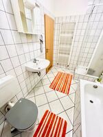 Badezimmer mit Dusche Badewanne und WC