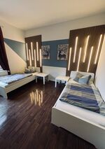 Modernes Schlafzimmer mit Einzelbetten