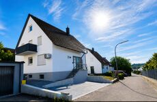 Frontansicht des Hauses mit großem Dtellplatz