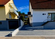 Frontansicht mit großem Stellplatz 