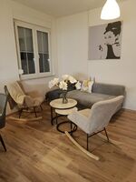 Wohnzimmer mit gemütlichen Schaukelstühlen