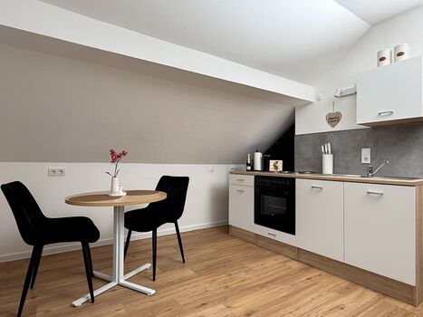 2 Zimmer Dachwohnung mit Burgblick und Kingsize Bett