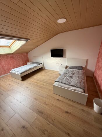 2 Wohneinheiten für bis zu 12 Personen (5 Personen + 7 Personen)