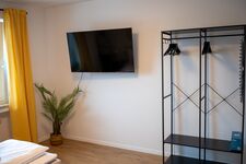 Schlafzimmer mit Smart TV und Netflix