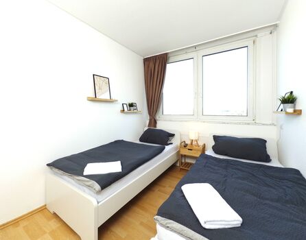 Spacious 6 Bed Apartment with Balcony Ideal for Work Crews