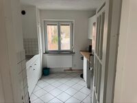 Küche mit Kühlschrank und weiteren Utensilien 3