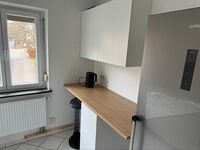 Küche mit Kühlschrank und weiteren Utensilien 2