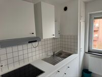 Küche mit Kühlschrank und weiteren Utensilien 4