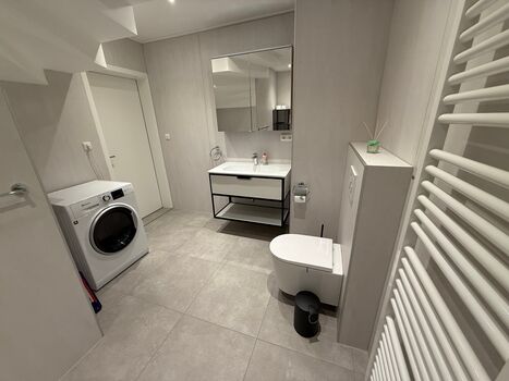 Das Bad ist nagelneu mit Dusche und Kombi-Wäschetrockner. Handtücher sind in ausreichender Menge vorhanden.