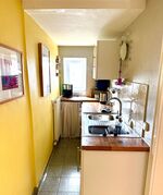 Küche mit Mikrowelle, Minibackofen, Kaffeemaschine und Wasserkocher