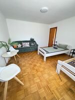 Zimmer mit 2 Einzelbetten und Sofa