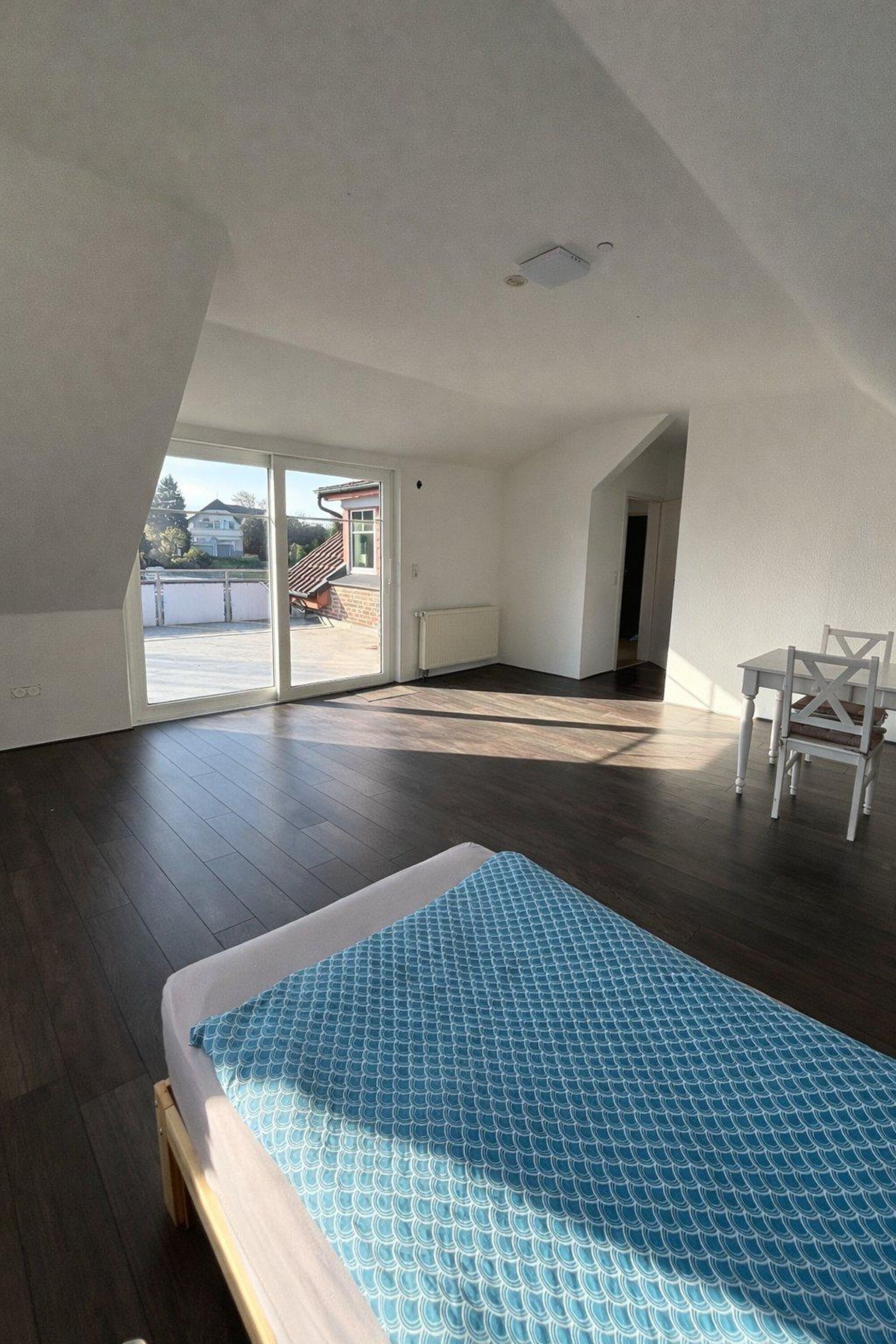 Wohnzimmer mit Einzelbett 