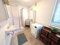Neu renoviertes Badezimmer mit Duschkabine