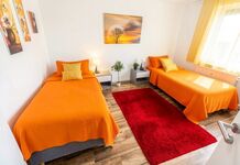 Orangenes Doppelzimmer