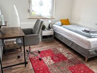 Grünes Zimmer, 1 Einzelbett, 1 Zustellbett, Schreibtisch, TV