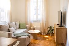Wohnzimmer mit Fernseher, Spielen und Büchern