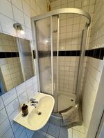 Badezimmer mit Dusche