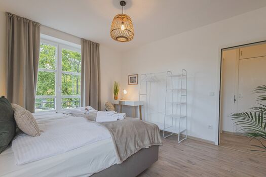 Schlafzimmer 01 bietet einen Arbeitsplatz und einen Kleiderschrank