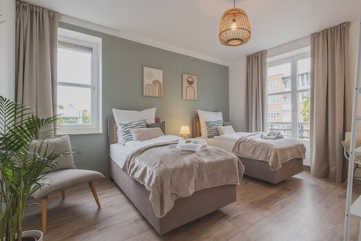 Schlafzimmer 01 mit komfortablem Hotel-Doppelbett. Auf Wunsch kann dies in 2 Einzelbetten gestellt werden.