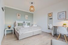 Das Schlafzimmer 02 in Norderstedt Mitte mit Arbeitsplatz.