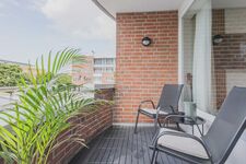 Auf dem Balkon lässt sich die Nachmittagssonne genießen.