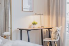 Schlafzimmer 02 bietet einen separaten Arbeitsplatz für Home Office Tätigkeiten.