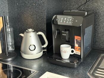 Kaffeevollautomat und Wasserkocher